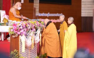 Sư cô Chân Không nhận bằng Tiến sĩ danh dự tại Thái Lan